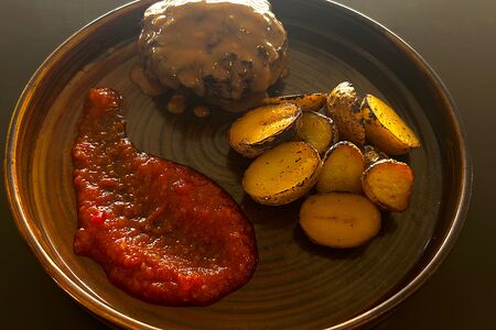 Бифштекс из говядины, запеченный картофель, демиглас и аджика 