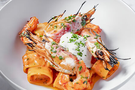 Каламарата с тигровыми креветками и страчателлой