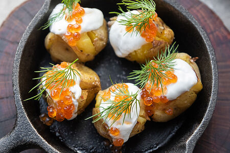 Печеный картофель с маслом и зеленью