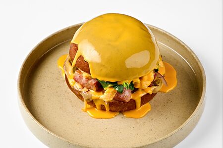 Булочка с копчёной шеей и халапеньо 