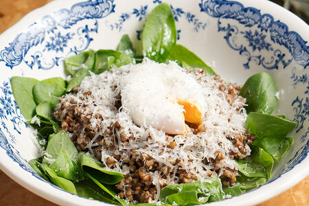 Гречневая каша с пармезаном и яйцом пашот