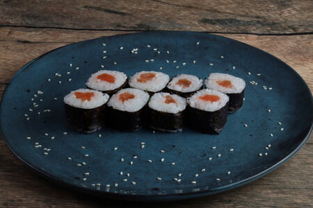 Маки с лососем