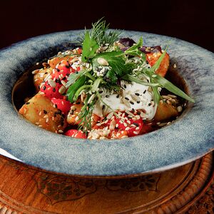 Хрустящие баклажаны с соусом из фиников