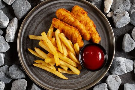 Наггетсы с картофелем фри и кетчупом