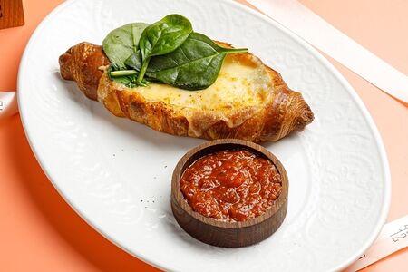 Запеченный круассан Кварто Формаджи с томатной сальсой