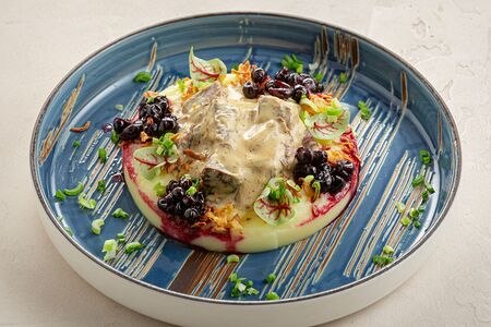 Томлёные телячьи щёчки с картофельным пюре и чёрной смородиной 