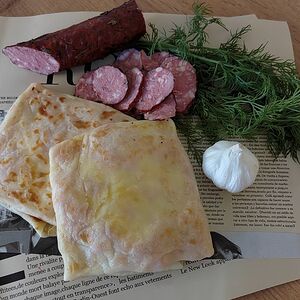 Блинчики с сосисками, сыром, укропом и чесночным соусом