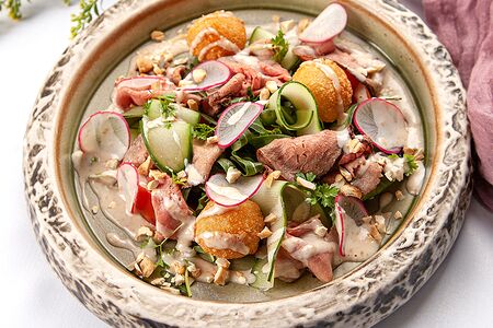 Ростбиф с хрустящими сырными шариками, ореховым соусом и колотым кешью 