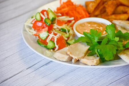 Открытая с курицей копченой