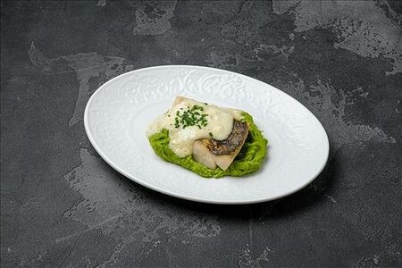 Судак с жареными кабачками и соусом из свежих томатов и сливок