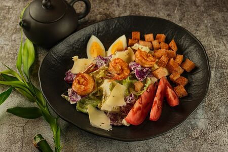 Цезарь с тигровой креветкой