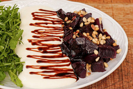 Копчёная свёкла с муссом из пармезана