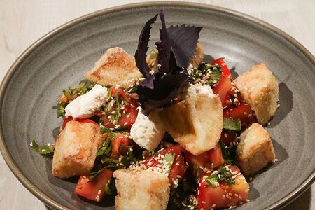 Азиатский салат с хрустящими баклажанами и томатами