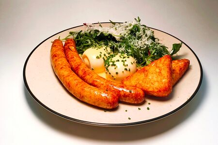 Карривурст, хашбраун, яйца всмятку