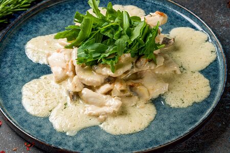 Куриная грудка в сливочном соусе с грибами