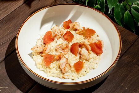 Птитим с обжаренными креветками в сливочном соусе