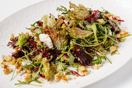 Салат с запеченной свеклой и мягким сыром шевр