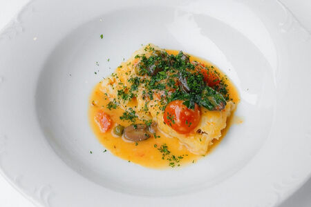 Треска, запеченная с оливками и томатами