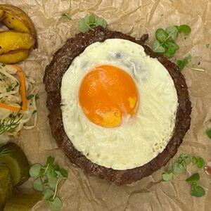 Бифштекс с соленьями и яйцом