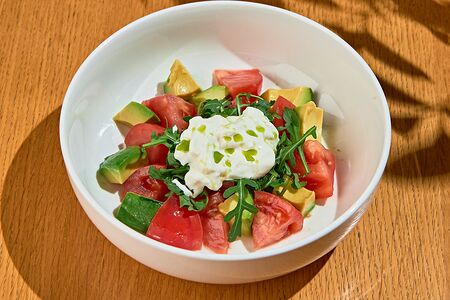 Спелые томаты с авокадо и страчетеллой