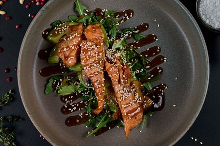 Салат с лососем и авокадо 