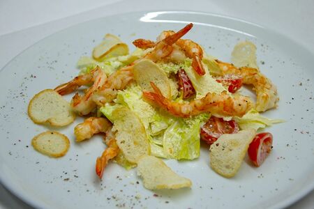 Салат Цезарь с креветками