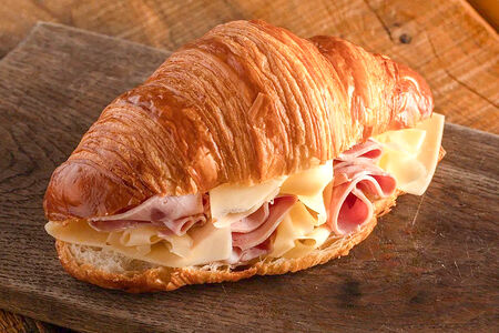 Круассан с мортаделлой и сыром