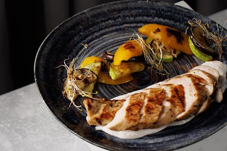 Грудка су-вид с овощами гриль