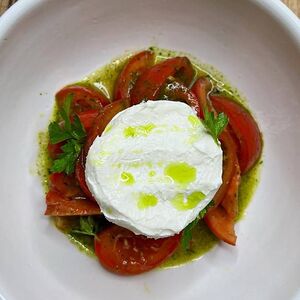 Томаты с мягким сыром и соусом из трав