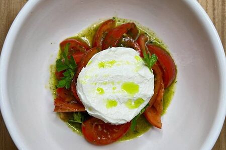 Томаты с мягким сыром и соусом из трав