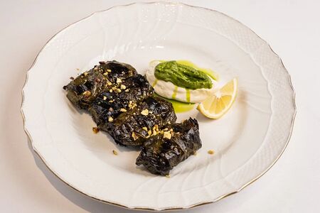 Долма с креветками и песто из руколы