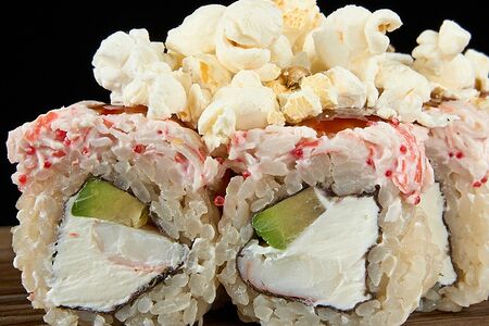 Креветка и авокадо, трюфельный попкорн 