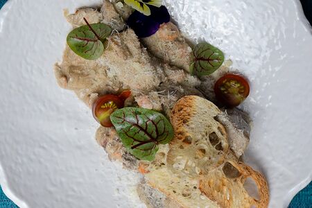 Томлёная говядина под грибным соусом