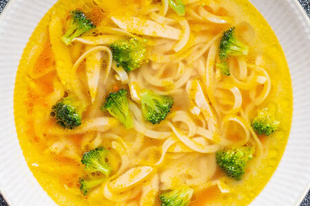 Суп из домашнего цыпленка с яичной лапшой