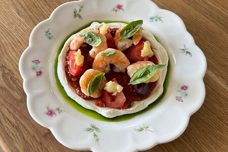 Жареные креветки с томатами и фета 