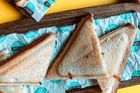 Закрытый сэндвич с ветчиной и сыром 