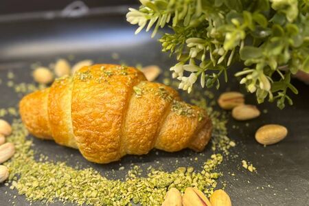 Круассан с фисташкой