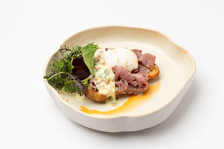Печеный картофель с пастрами из говядины и польским соусом, яйцом пашот и микрозеленью