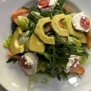 Зеленый салат с авокадо и форелью 