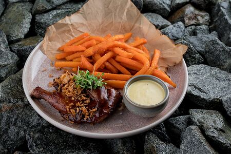 Цыплёнок тапака с бататом фри и соусом карри