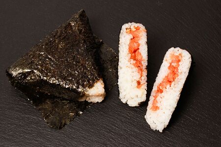 Онигири с копченым лососем