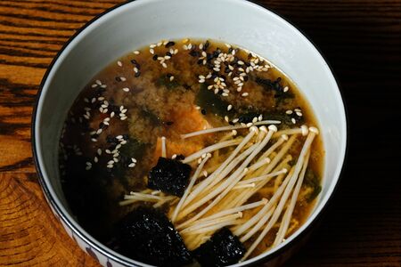 Мисо-суп с грибами и маринованным тофу