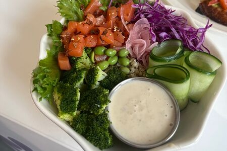 Боул с форелью, киноа и ореховым соусом