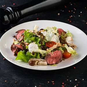 Салат с ростбифом и соус нисуаз 