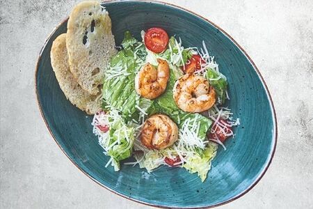 Салат Цезарь с креветками