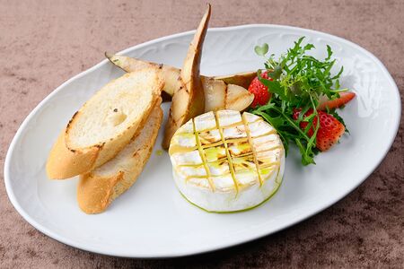 Камамбер, запеченный с грушей