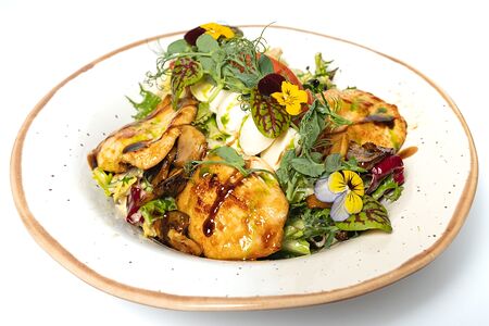 Салат с цыпленком, моцареллой и грибами