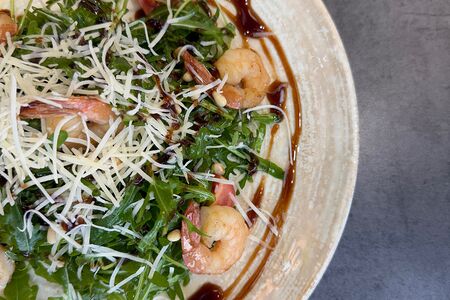 Салат с рукколой и тигровыми креветками