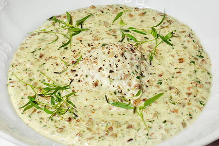 Сливочная гречка с яйцом пашот и песто из базилика