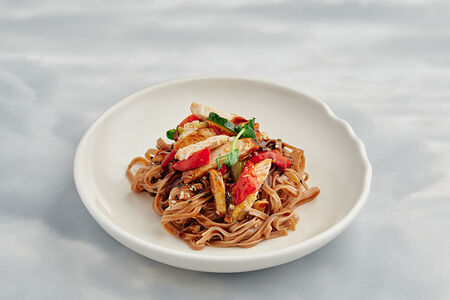 Курица терияки с гречневой лапшой соба и овощами